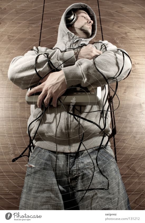 wire up (4) Kabelsalat Regler festhalten Diskjockey Mann Holz Schrank Drumpad berühren Technik & Technologie Musik Kapuze Jeanshose Maserung verdrahtet