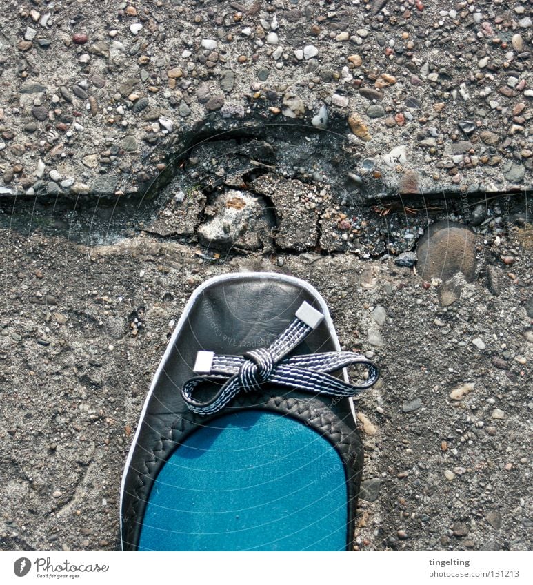 eingerückt Strumpfhose türkis Schuhe Schleife schwarz Beton Ecke Bekleidung petrol blau Fuß Stein Bodenbelag Linie Ballerina
