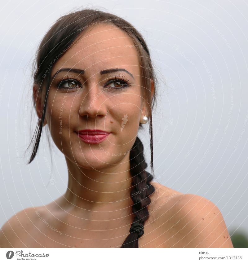 Nastya feminin 1 Mensch Schmuck Ohrringe brünett langhaarig Zopf beobachten Lächeln Blick warten schön Zufriedenheit Lebensfreude Optimismus Vertrauen