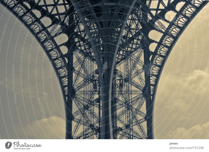 Ausstellungsstück Ausland Bauwerk Denkmal Tour d'Eiffel Eisen Frankreich gekrümmt Skelett Reflexion & Spiegelung historisch Nostalgie Ornament Paris Radius