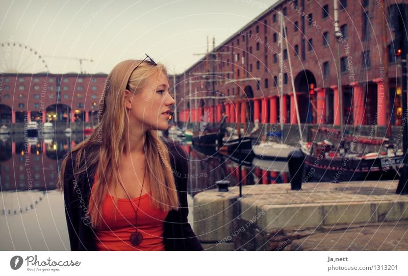 Liverpool Mensch feminin Junge Frau Jugendliche 1 18-30 Jahre Erwachsene Stadt Hafenstadt Industrieanlage blond langhaarig Backstein Wasser einfach elegant