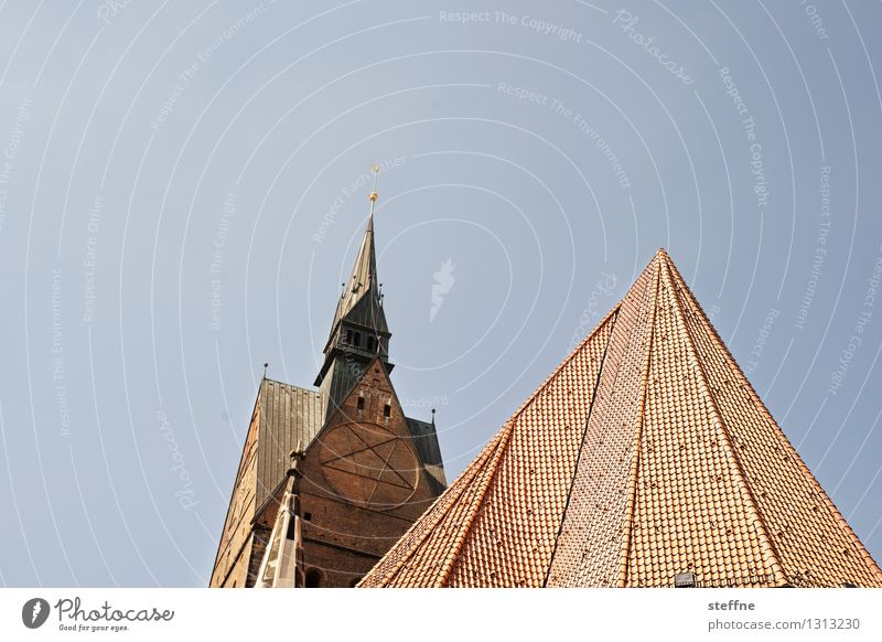 Kirche: Hannover Wolkenloser Himmel Schönes Wetter Turm Dach Religion & Glaube Farbfoto Außenaufnahme Menschenleer Textfreiraum links Textfreiraum oben