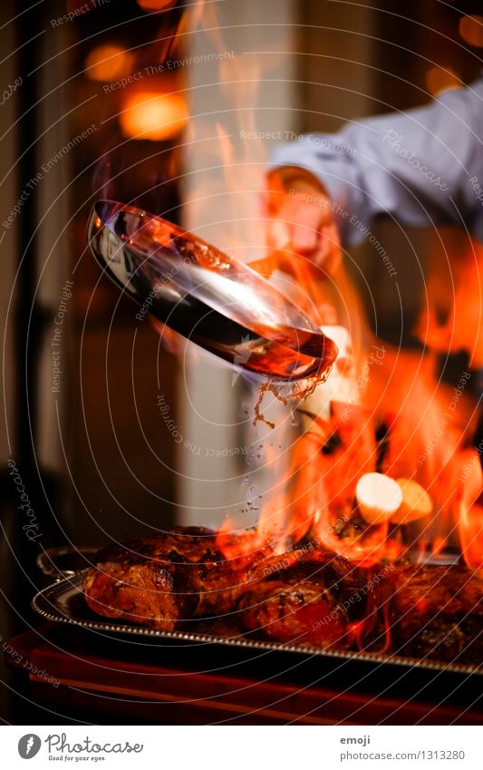 Feuer Fleisch Ernährung Abendessen Festessen flambieren Pfanne außergewöhnlich heiß rot kochen & garen Farbfoto Innenaufnahme Detailaufnahme Menschenleer