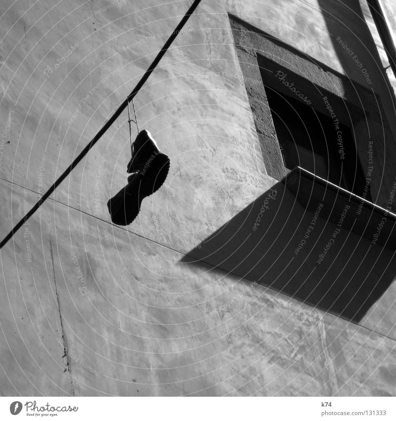 Quarantäne Schuhe Stiefel baumeln hängen Fenster Fensterbrett Haus Stadt Wand Fensterrahmen Fallrohr lüften Geruch Gouda Wanderschuhe wandern