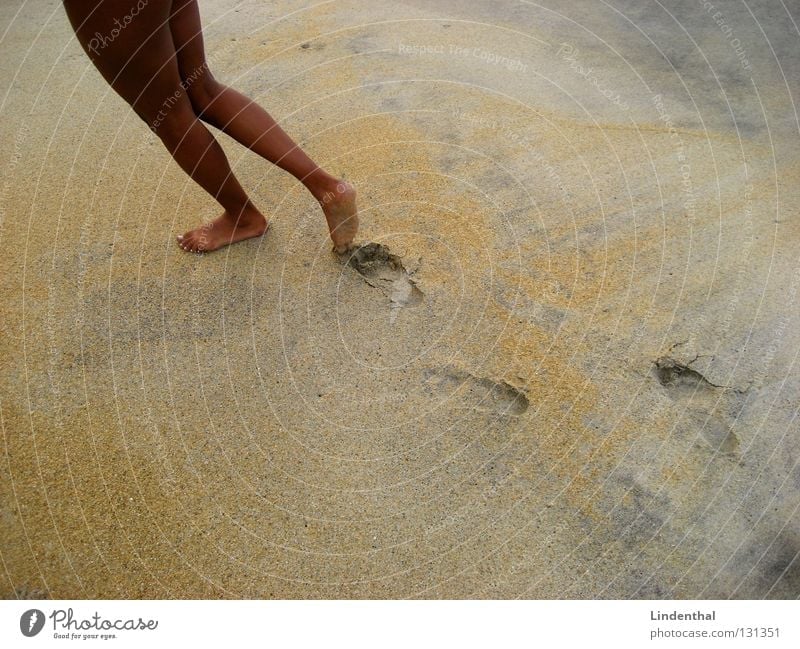 Follow Her Strand braun Fußspur Küste Spuren Sand Beine negrita Reihe ihr Barfuß
