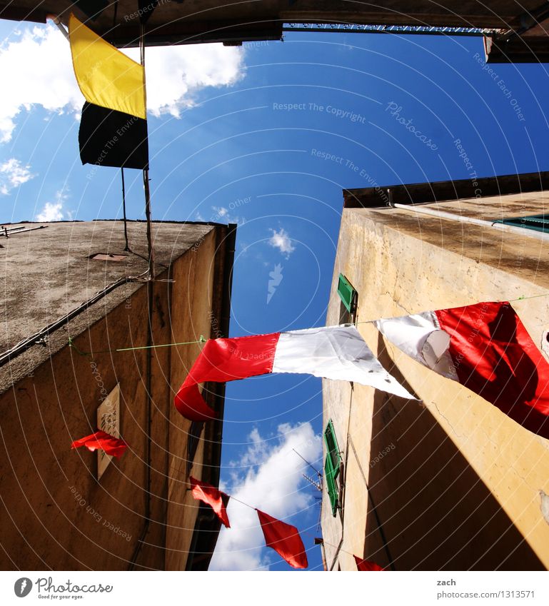 ausgeschmückt Veranstaltung Feste & Feiern Jahrmarkt Pitigliano Italien Toskana Dorf Kleinstadt Stadtzentrum Altstadt Menschenleer Haus Platz Fassade