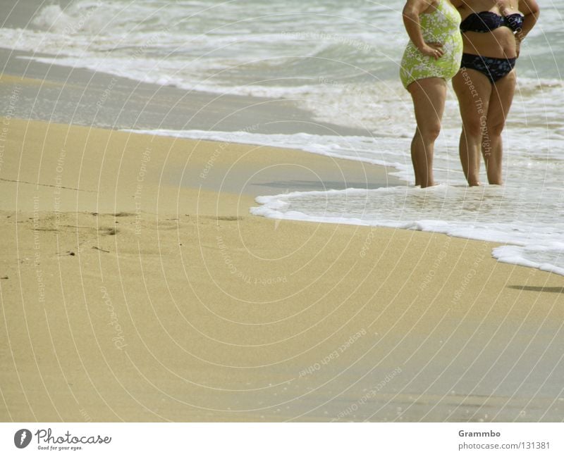 Strandgang Meer Sand Wellen Mittelmeer Mallorca Ballermann Senior dick Bauch Badeanzug Bikini Wellness Wohlgefühl erholsam Erholung Weiblicher Senior Hüftspeck