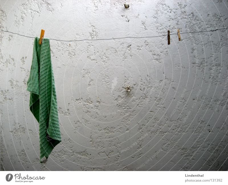 Einsame Trockenzeit Handtuch Klammer Wäsche weiß Wand trocknen Einsamkeit hängen Bad towel Seil lonely left
