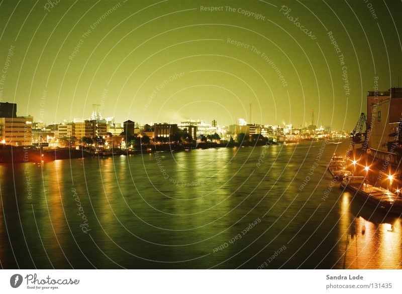 Das grüne Licht Nacht Frachter Reflexion & Spiegelung kalt Industrie Hafen Schifffahrt Fluss Wasser Beleuchtung