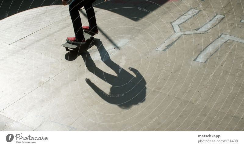 Schattenspielchen Skateboarding Sport Halfpipe Sportgerät Holz rund eckig Stimmung Lieferwagen Schuhe Beschriftung Straßenkunst Körperhaltung Erholung Freude