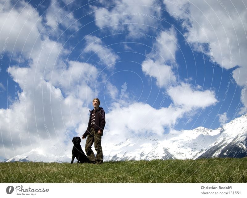 Mann mit hund... Freundschaft Feld Hügel Gras Hund Labrador Wiese Wolken Frühlingstag Spaziergang grün schwarz weiß Tier Freizeit & Hobby hundehalter herrchen