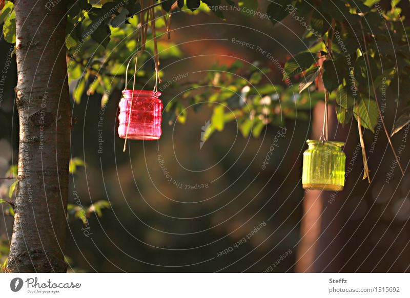 Lichtfänger für Gartenparty Gartendekoration Windlicht Kerzenglas Glasbehälter glänzend dekorativ Dekoration hängen Farbfleck leuchtende Farben leeres Glas