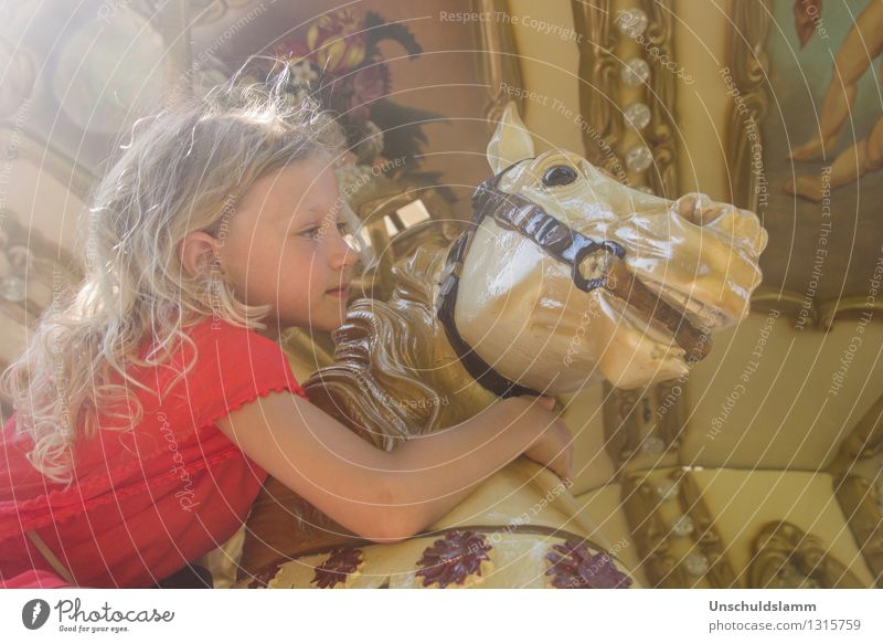Chez Caramel II Mensch Kind Mädchen Kindheit Leben 3-8 Jahre Sammlerstück Karussell Karussellpferd berühren Umarmen ästhetisch Kitsch niedlich retro gold