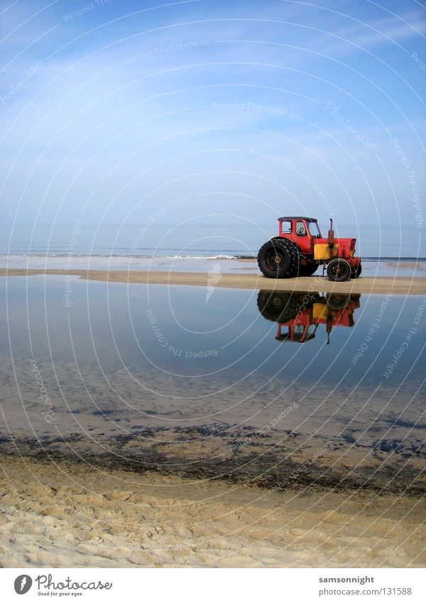 rotblau Meer Traktor ruhig Sommer Windstille Sand Wasser