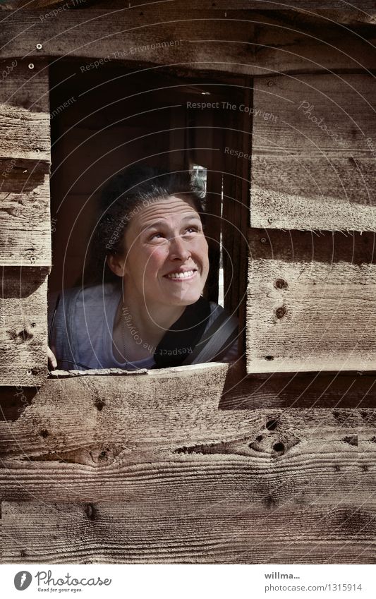 Junge Frau schaut prüfend nach oben, wie das Wetter wird Jugendliche Neugier Optimismus Perspektive Schutz skeptisch Hoffnungslosigkeit Fenster Holzhütte