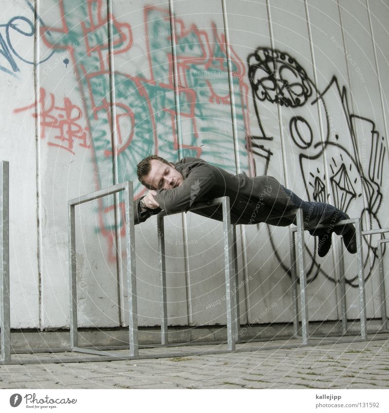 tura-lura-lura-lu Mann Mensch Lifestyle schlafen Erholung träumen Bewusstseinsstörung Fahrradständer Pause Mittagspause Siesta Bett Gestell Eisen Ständer Wand