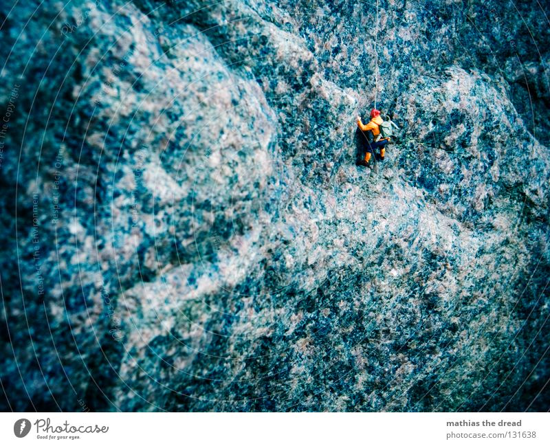 GIPFELSTÜRMER Fuge hart dunkel groß Mann gefährlich extrem Sport Geborgenheit vertikal Extremsport Spielen Felsen Stein Berge u. Gebirge Riss
