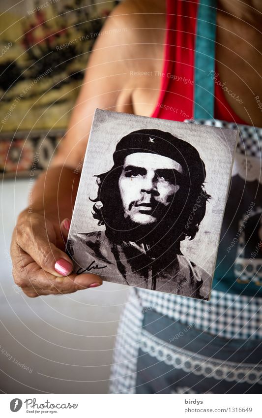 Eine Kubanerin hält ein Foto von Che Guevara in die Kamera che guevara Ferien & Urlaub & Reisen Vergangenheit Junger Mann Weiblicher Senior Revolution Frau