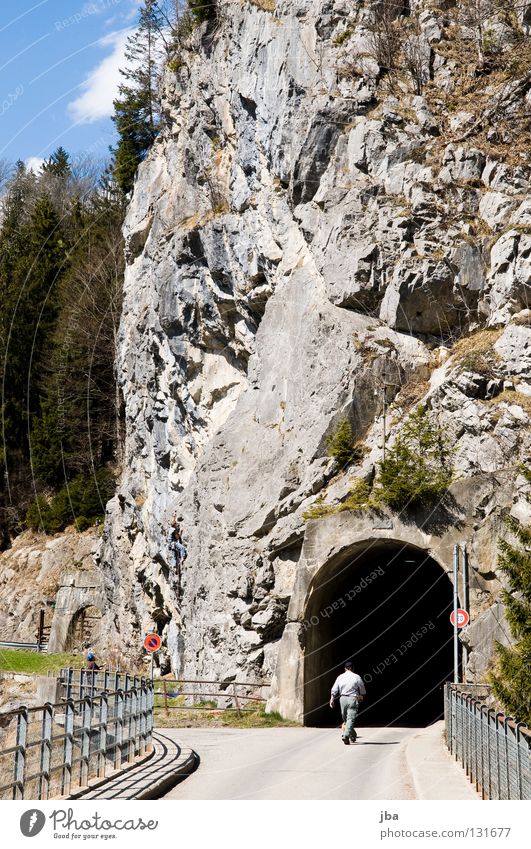 Kletterfelsen Tunnel dunkel Durchgang Teer Bergsteiger retten Mann gehen ungewiss Tanne Wald steil Felsen Brücke Geländer Stein Klettern Aufgabe Freude