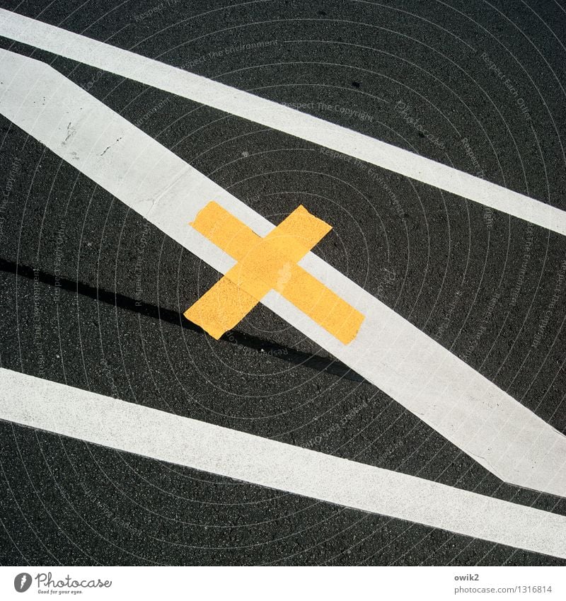 Pflasterstraße Stadt Verkehr Verkehrswege Straße Schilder & Markierungen eckig einfach unten gelb schwarz weiß Kreuz Streifen Fahrbahnmarkierung Linie parallel