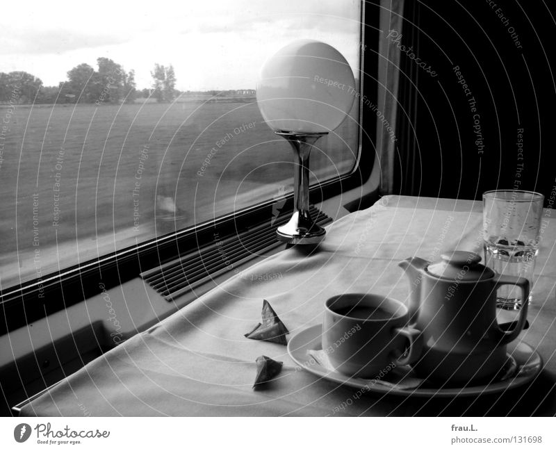 Zugfahrt Eisenbahn Bahnfahren Fernweh Kannen Tasse Lampe Wasserglas Geschäftsreise träumen Denken Zeit ruhig gemütlich geschmackvoll Verkehr Ernährung