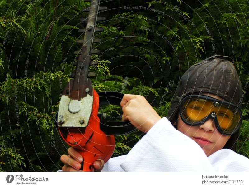 150 ...... Kind Junge Heckenschere gefährlich Verbote Schutzbrille Gartenarbeit Gärtner elektrisch Arbeit & Erwerbstätigkeit bedrohlich darf man nicht