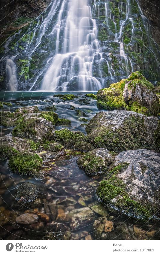 Wasserfall Natur Moos blau grün Langzeitbelichtung Steine klar Österreich mehrfarbig Außenaufnahme Tag Bewegungsunschärfe