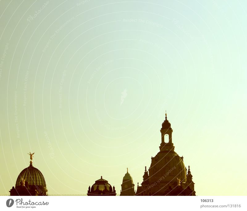 WAS NÜTZT DER SAMSTAG IN GEDANKEN Dresden Kirche Bauwerk historisch Barock Himmel Spitze Wolken Schönes Wetter krumm Sonne Sommer Farbe gelb grün türkis