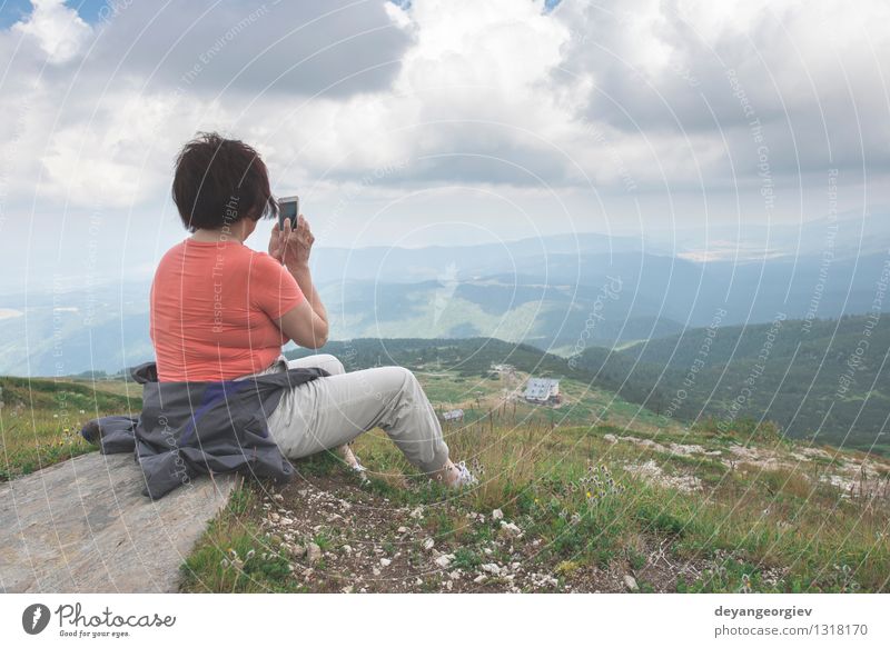 Ältere Frau, die Fotos mit Smartphone macht Lifestyle schön Erholung Berge u. Gebirge Ruhestand PDA Fotokamera Mensch Erwachsene Mann Paar Natur Landschaft