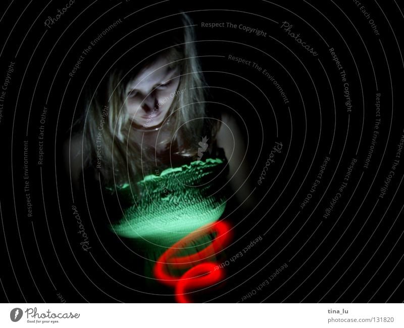 komm ins licht... rot Licht grün Kleid Streifen dunkel Lichtspiel Experiment Langzeitbelichtung Frau Wasserwirbel Spirale Geisterstunde Ampel Lampe Kontrast