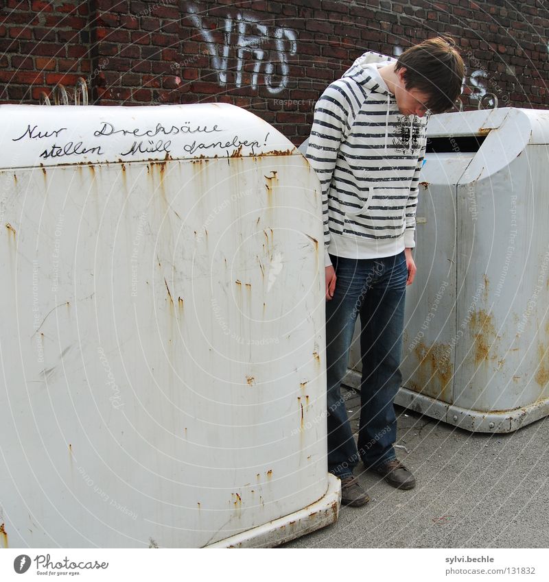 Nur Drecksäue ... Mann Erwachsene Kopf Mauer Wand Rost Graffiti Streifen hängen stehen dreckig Moral Müllbehälter Seite schäbig Bürgersteig hängen lassen
