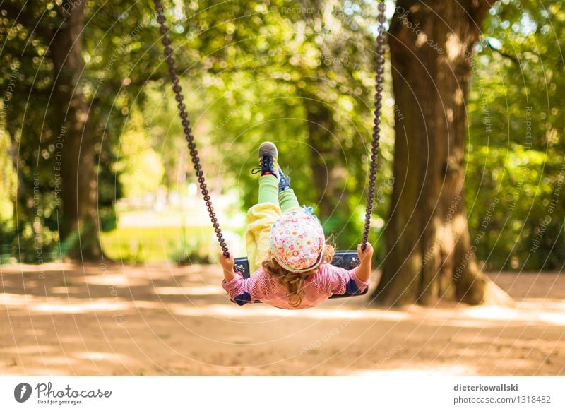 Kleines Kind schaukelt Spielen schaukeln Mädchen Kindheit 1 Mensch 1-3 Jahre Kleinkind fliegen Glück Freude Zufriedenheit Schaukel Spielplatz Farbfoto