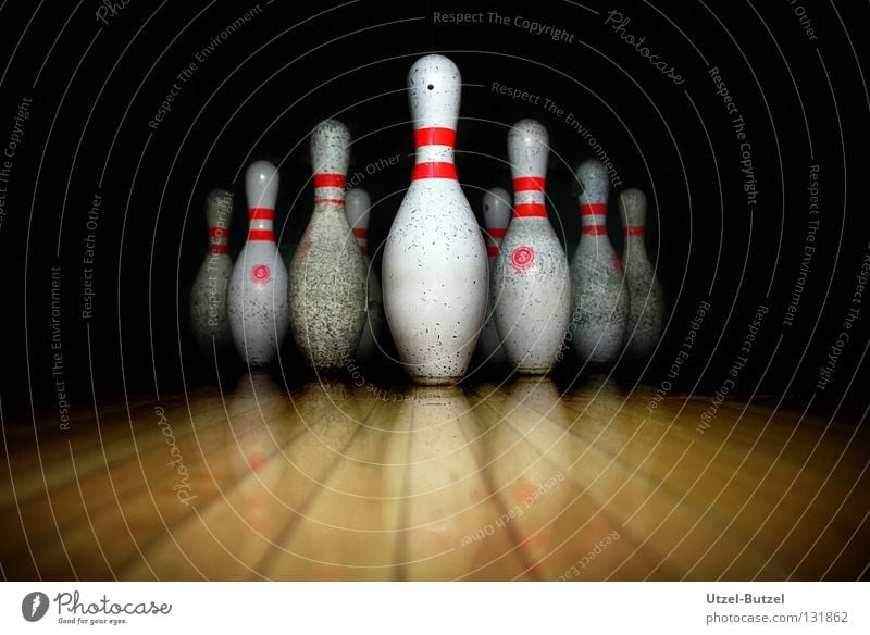 bowling pins dunkel dreckig Bowling Kegeln Sport Freude Makroaufnahme Nahaufnahme kegelförmig Strike Reflektion