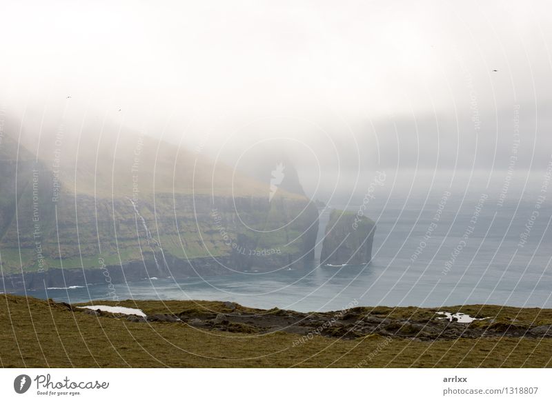 Landschaft auf den Färöern schön Meer Wolken Wetter Gras Wiese Felsen Fluss Føroyar Stein grün Gefühle intensiv dramatisch Stimmung positiv atemberaubend Wasser