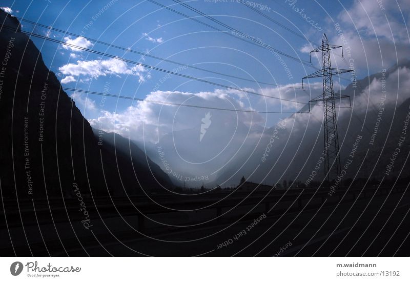 bedrohliches tal Autobahn Wolken Nebel Elektrizität Berge u. Gebirge Tal Himmel Leitung Strommast