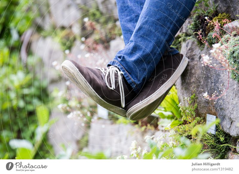 am baumeln Lifestyle Ferien & Urlaub & Reisen maskulin Junger Mann Jugendliche Fuß 1 Mensch 18-30 Jahre Erwachsene Umwelt Natur Sträucher Felsen Jeanshose