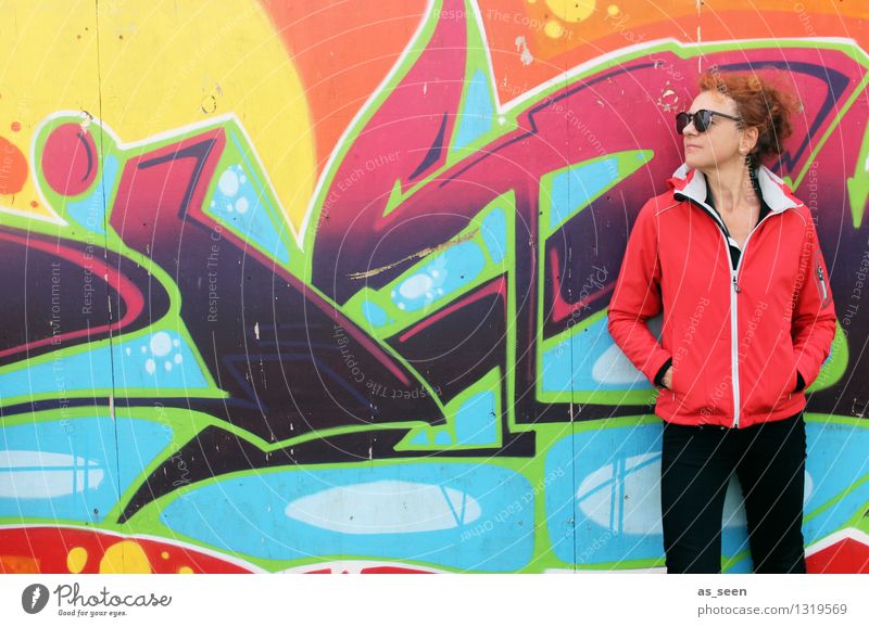Frau vor orangem Graffiti Stil Design Leben Fitness Sport-Training Skaterbahn Erwachsene 1 Mensch 30-45 Jahre Kunst Kunstwerk Jugendkultur Subkultur Mauer Wand