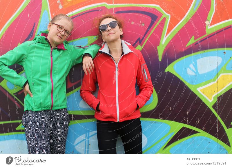 Team Mädchen Frau Erwachsene Mutter Jugendliche Körper 2 Mensch Gemälde Jugendkultur Subkultur Umwelt Mauer Wand Fassade Bekleidung Jacke Brille Sonnenbrille