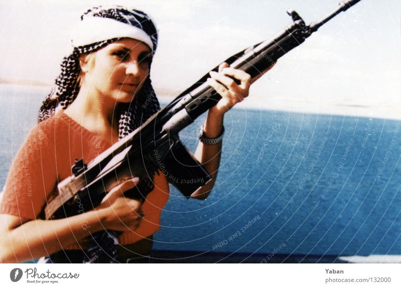 Durchs wilde Kurdistan II Frau Gewehr Sturmgewehr Waffe See Stausee Türkei Südosten Krieg Aufstand rebellieren Guerilla provokant schön historisch gefährlich