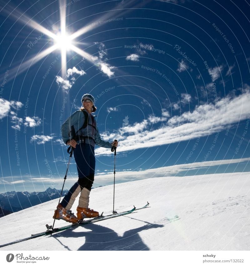 Geblendet Winter kalt Winterurlaub Österreich weiß Ferien & Urlaub & Reisen Aktion Wintersport Skitour Freizeit & Hobby blenden Licht Frau Gegenlicht