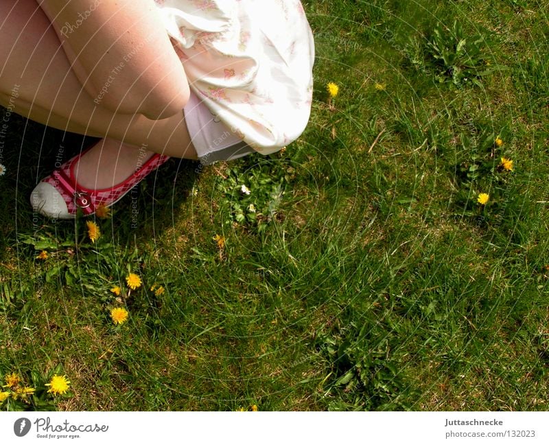 Chilloutzone hocken ducken Wiese Schuhe rot Mädchen Frau hilflos Erholung Frühling Erwartung Sommer grün Frieden hockend Zufriedenheit Garten Rasen