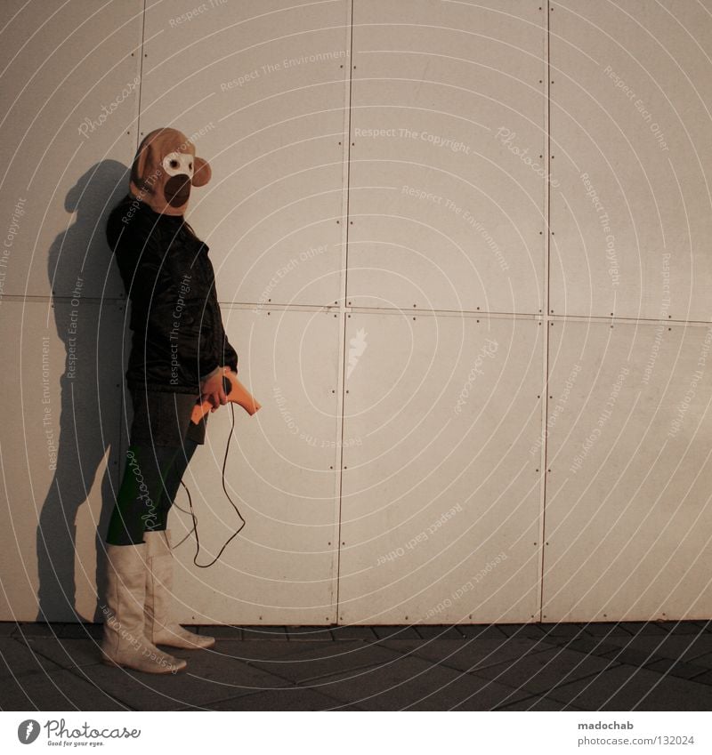 FASHION-TRENDS Frau Mensch Lifestyle Wand Affen Stiefel Bekleidung stehen außergewöhnlich Vergangenheit Gefühle woman Maske mask verkleiden annonym verstecken