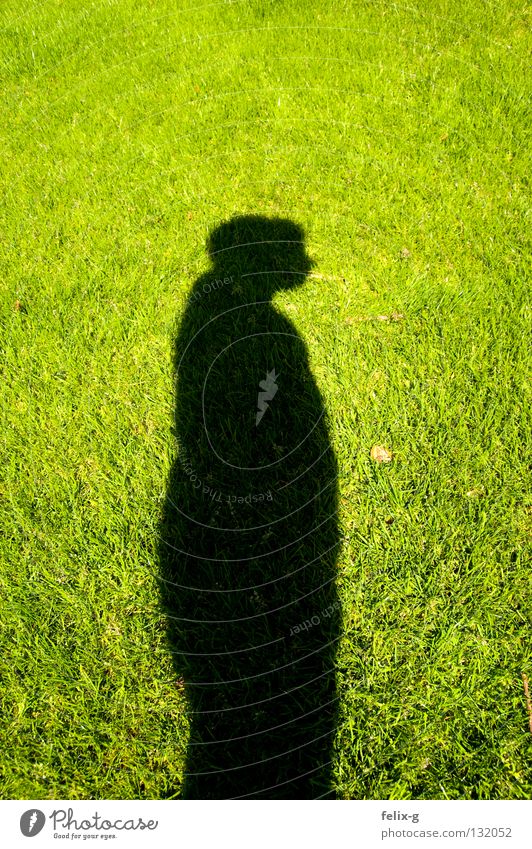 Rasenmensch #3 Gras Hand Schlagschatten Licht grün hellgrün Schatten Mensch Beine Sonne Kontrast