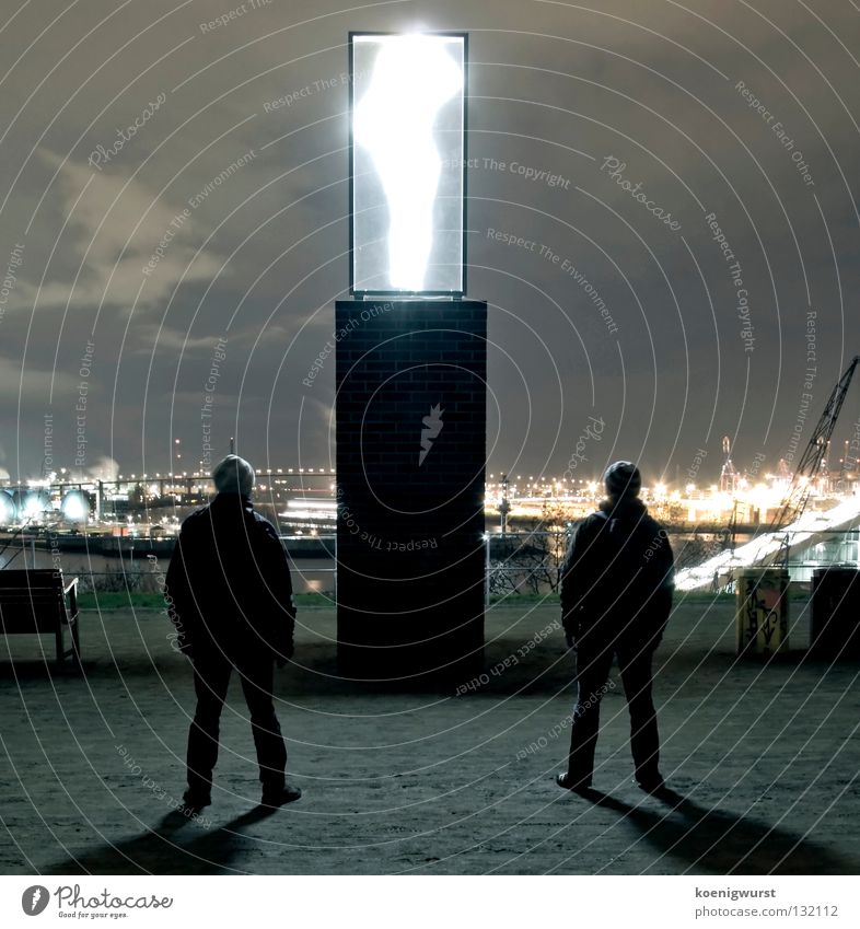 Transporter: Energie! Licht Neonlicht Langzeitbelichtung Schlagschatten Nacht Containerterminal Skulptur Blick Schwärmerei Mütze Hafen Hamburg Altona