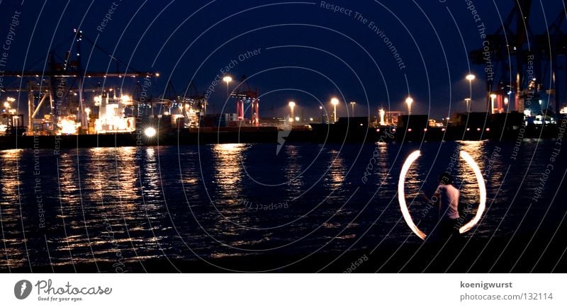 klammer auf - typ - klammer zu Licht Langzeitbelichtung Nacht Containerterminal Elbstrand Reflexion & Spiegelung dunkel Spielen Hamburg Feuer Brand Hafen