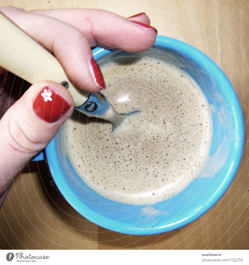 umrühren Nagellack rot Tasse Löffel Getränk Flüssigkeit Finger Hand Blume Tisch trinken Kaffeebohnen Maschine Kaffeemaschine blau Lack Metall Kaffeepad
