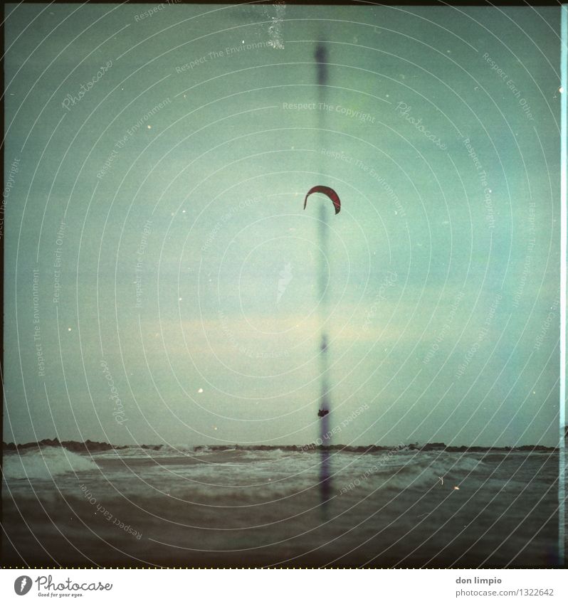 hoch hinaus | kiter mit zensurbalken Freizeit & Hobby Kiting Ausflug Meer Wellen Sport Wassersport maskulin 1 Mensch Ostsee Linie fallen fliegen springen kalt