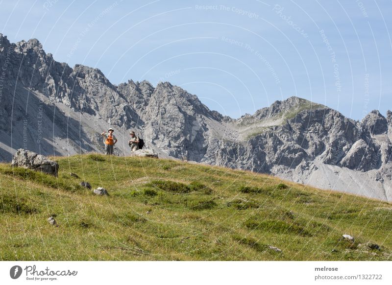 Do sen mir ... Tourismus Sommer Berge u. Gebirge wandern Mensch Paar 2 60 und älter Senior Natur Landschaft Erde Himmel Schönes Wetter Bergwiese Alpen