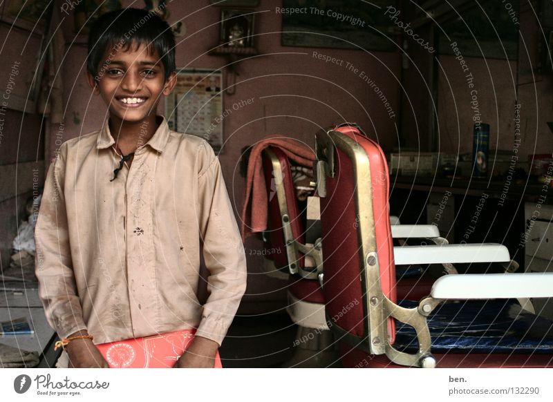 Lieber junger Mann aus Neral, Kind Porträt Indien Wachstum unschuldig Junge lachen Friseur Zeitschrift grinsen Gauner Jugendliche