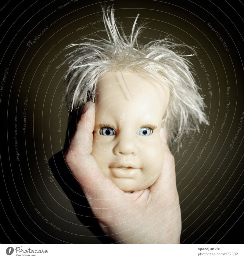 headache Kopfschmerzen drücken zerquetschen Spielzeug bedrohlich beängstigend blond Chucky gruselig Horrorfilm böse süß niedlich Handpuppe Marionette Freude